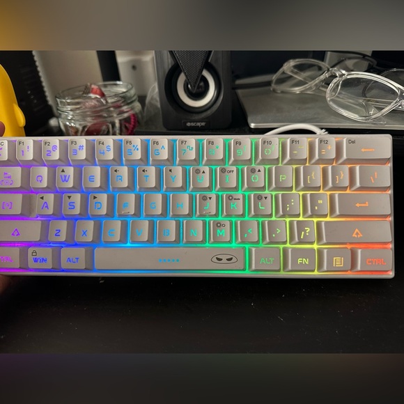 COLOUR CHANGING RGB GAMING KEYBOARD - Picture 1 of 2